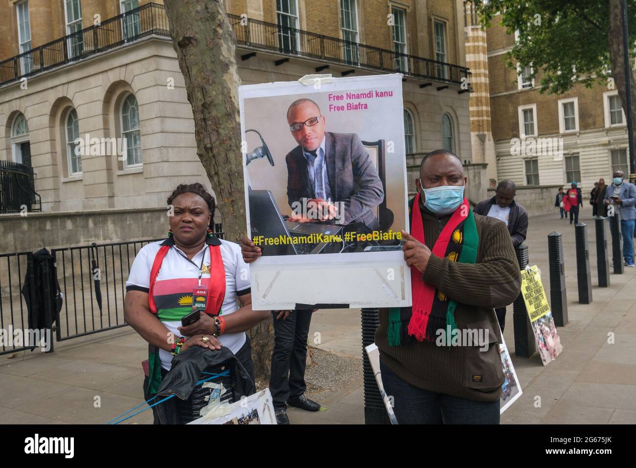 Londra, Regno Unito. 3 luglio 2021. I nigeriani protestano contro Downing St per la liberazione di Nnamdi Kanu, leader del popolo indigeno di Biafra (IPOB), per la fine della violenza contro il popolo Biafran e per uno stato separato per le tre tribù di Nigeria, Igbo, Yoruba e Hause. Kanu è stato arrestato in Kenya domenica scorsa ed estradato in Nigeria. Era fuggito dal paese nel 2015 dopo essere stato accusato di vari reati e aveva vissuto nel sud di Londra. Il governo nigeriano sostiene di aver fatto trasmissioni dall'estero incitando la violenza contro lo Stato. Peter Marshall/Alamy Live News Foto Stock