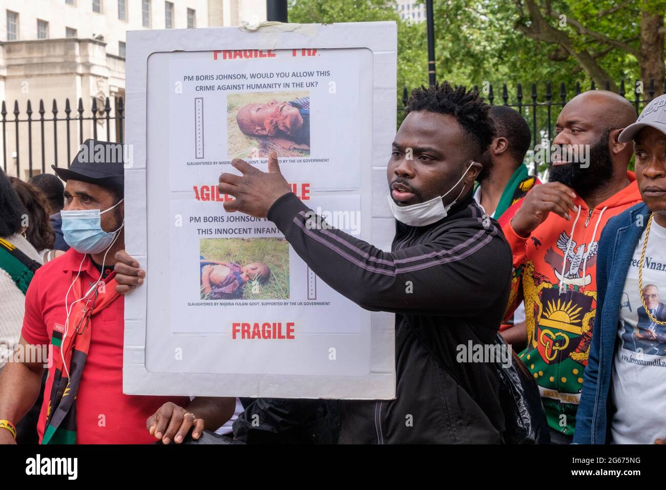 Londra, Regno Unito. 3 luglio 2021. I nigeriani protestano contro Downing St per la liberazione di Nnamdi Kanu, leader del popolo indigeno di Biafra (IPOB), per la fine della violenza contro il popolo Biafran e per uno stato separato per le tre tribù di Nigeria, Igbo, Yoruba e Hause. Kanu è stato arrestato in Kenya domenica scorsa ed estradato in Nigeria. Era fuggito dal paese nel 2015 dopo essere stato accusato di vari reati e aveva vissuto nel sud di Londra. Il governo nigeriano sostiene di aver fatto trasmissioni dall'estero incitando la violenza contro lo Stato. Peter Marshall/Alamy Live News Foto Stock