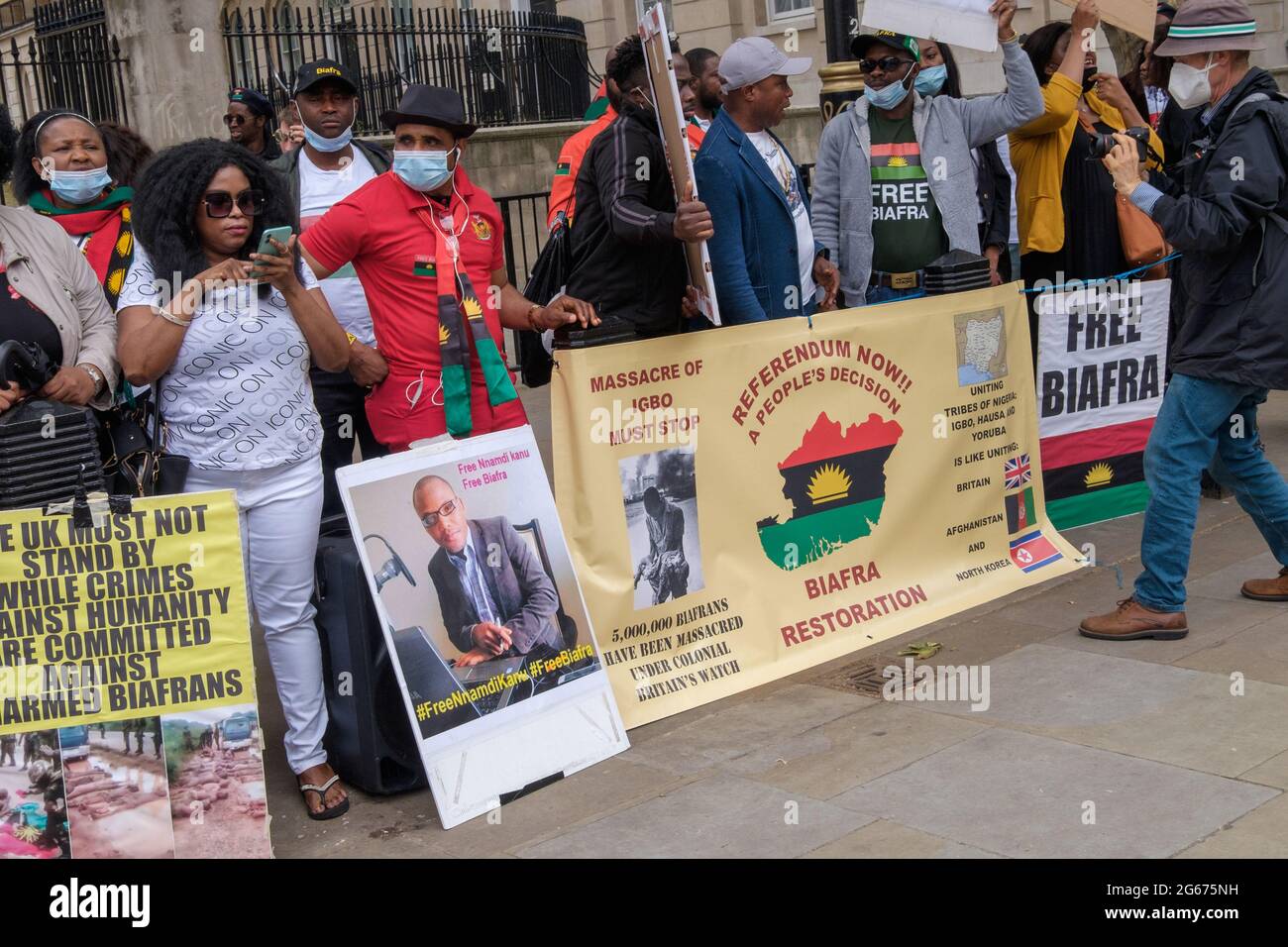 Londra, Regno Unito. 3 luglio 2021. I nigeriani protestano contro Downing St per la liberazione di Nnamdi Kanu, leader del popolo indigeno di Biafra (IPOB), per la fine della violenza contro il popolo Biafran e per uno stato separato per le tre tribù di Nigeria, Igbo, Yoruba e Hause. Kanu è stato arrestato in Kenya domenica scorsa ed estradato in Nigeria. Era fuggito dal paese nel 2015 dopo essere stato accusato di vari reati e aveva vissuto nel sud di Londra. Il governo nigeriano sostiene di aver fatto trasmissioni dall'estero incitando la violenza contro lo Stato. Peter Marshall/Alamy Live News Foto Stock
