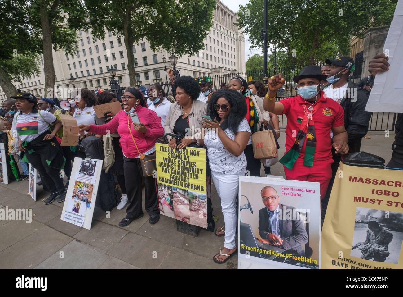 Londra, Regno Unito. 3 luglio 2021. I nigeriani protestano contro Downing St per la liberazione di Nnamdi Kanu, leader del popolo indigeno di Biafra (IPOB), per la fine della violenza contro il popolo Biafran e per uno stato separato per le tre tribù di Nigeria, Igbo, Yoruba e Hause. Kanu è stato arrestato in Kenya domenica scorsa ed estradato in Nigeria. Era fuggito dal paese nel 2015 dopo essere stato accusato di vari reati e aveva vissuto nel sud di Londra. Il governo nigeriano sostiene di aver fatto trasmissioni dall'estero incitando la violenza contro lo Stato. Peter Marshall/Alamy Live News Foto Stock