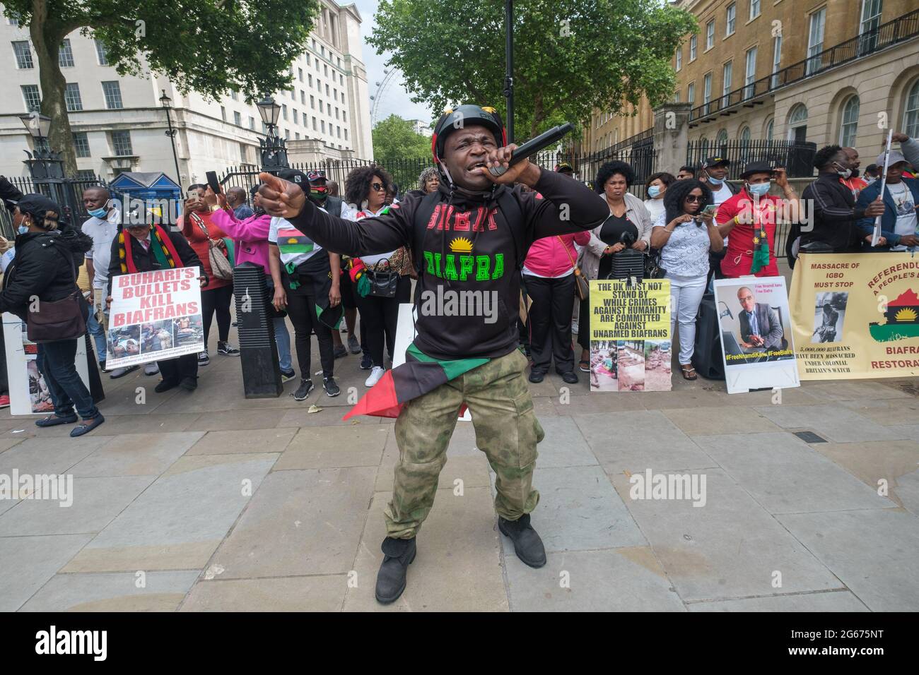 Londra, Regno Unito. 3 luglio 2021. I nigeriani protestano contro Downing St per la liberazione di Nnamdi Kanu, leader del popolo indigeno di Biafra (IPOB), per la fine della violenza contro il popolo Biafran e per uno stato separato per le tre tribù di Nigeria, Igbo, Yoruba e Hause. Kanu è stato arrestato in Kenya domenica scorsa ed estradato in Nigeria. Era fuggito dal paese nel 2015 dopo essere stato accusato di vari reati e aveva vissuto nel sud di Londra. Il governo nigeriano sostiene di aver fatto trasmissioni dall'estero incitando la violenza contro lo Stato. Peter Marshall/Alamy Live News Foto Stock
