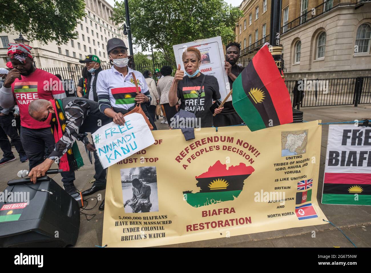 Londra, Regno Unito. 3 luglio 2021. I nigeriani protestano contro Downing St per la liberazione di Nnamdi Kanu, leader del popolo indigeno di Biafra (IPOB), per la fine della violenza contro il popolo Biafran e per uno stato separato per le tre tribù di Nigeria, Igbo, Yoruba e Hause. Kanu è stato arrestato in Kenya domenica scorsa ed estradato in Nigeria. Era fuggito dal paese nel 2015 dopo essere stato accusato di vari reati e aveva vissuto nel sud di Londra. Il governo nigeriano sostiene di aver fatto trasmissioni dall'estero incitando la violenza contro lo Stato. Peter Marshall/Alamy Live News Foto Stock