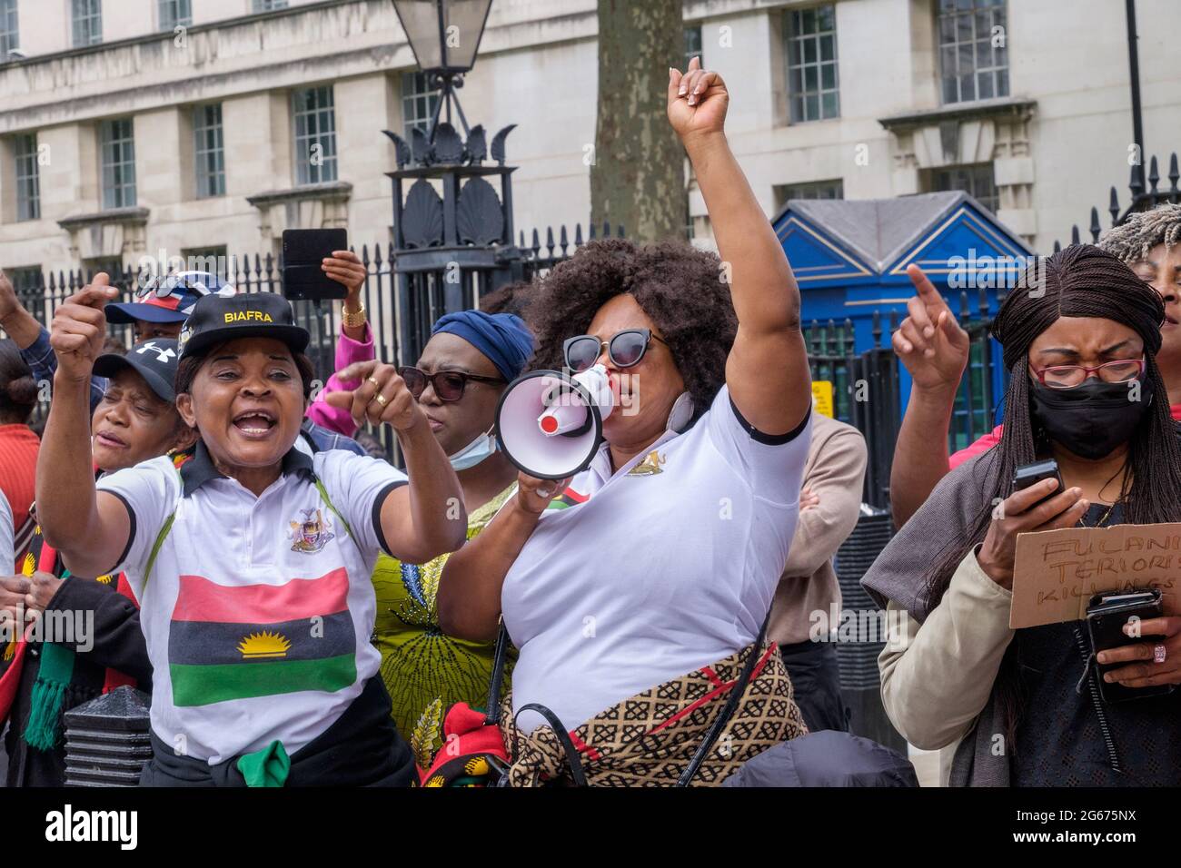 Londra, Regno Unito. 3 luglio 2021. I nigeriani protestano contro Downing St per la liberazione di Nnamdi Kanu, leader del popolo indigeno di Biafra (IPOB), per la fine della violenza contro il popolo Biafran e per uno stato separato per le tre tribù di Nigeria, Igbo, Yoruba e Hause. Kanu è stato arrestato in Kenya domenica scorsa ed estradato in Nigeria. Era fuggito dal paese nel 2015 dopo essere stato accusato di vari reati e aveva vissuto nel sud di Londra. Il governo nigeriano sostiene di aver fatto trasmissioni dall'estero incitando la violenza contro lo Stato. Peter Marshall/Alamy Live News Foto Stock