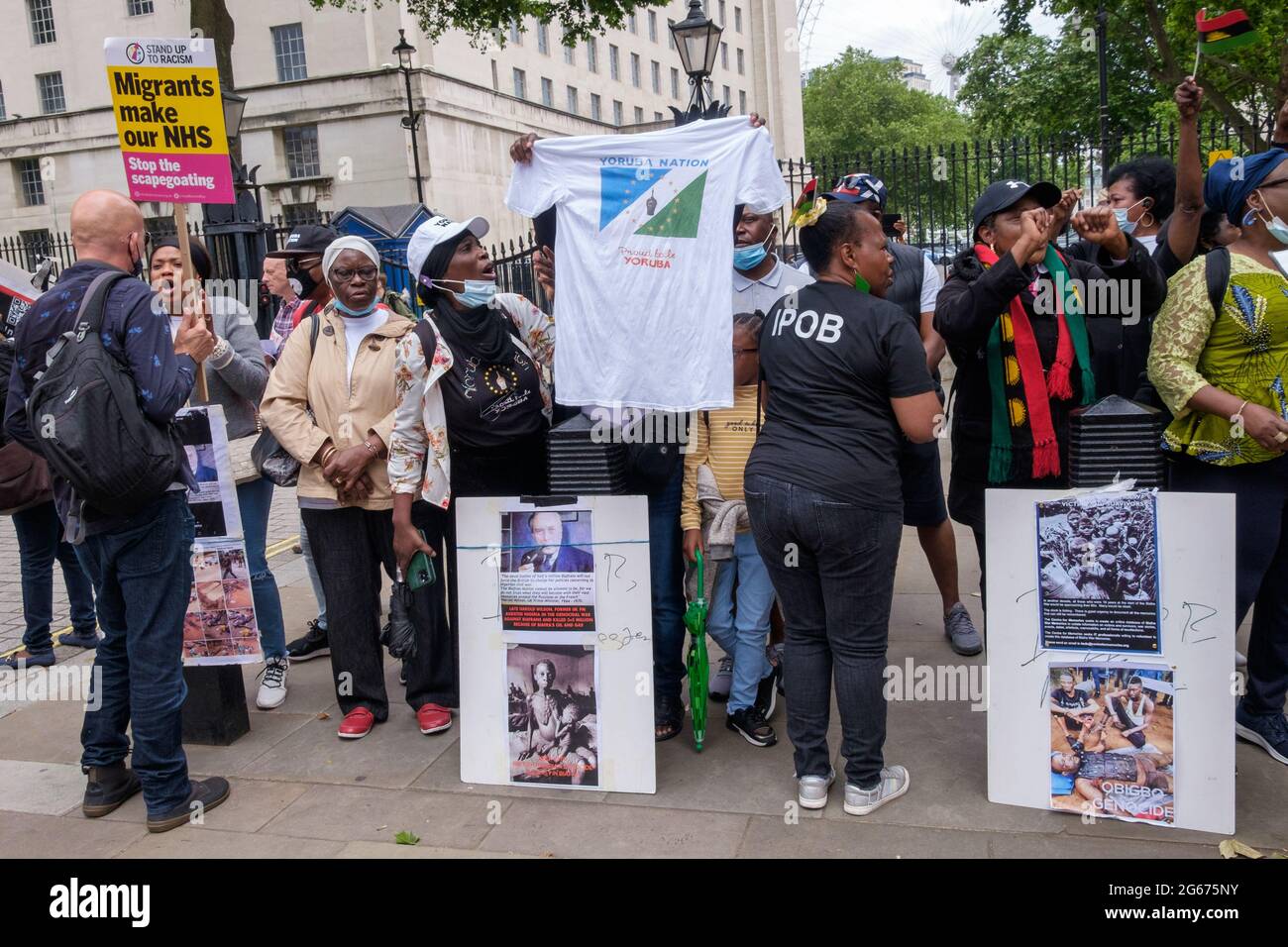 Londra, Regno Unito. 3 luglio 2021. I nigeriani protestano contro Downing St per la liberazione di Nnamdi Kanu, leader del popolo indigeno di Biafra (IPOB), per la fine della violenza contro il popolo Biafran e per uno stato separato per le tre tribù di Nigeria, Igbo, Yoruba e Hause. Kanu è stato arrestato in Kenya domenica scorsa ed estradato in Nigeria. Era fuggito dal paese nel 2015 dopo essere stato accusato di vari reati e aveva vissuto nel sud di Londra. Il governo nigeriano sostiene di aver fatto trasmissioni dall'estero incitando la violenza contro lo Stato. Peter Marshall/Alamy Live News Foto Stock