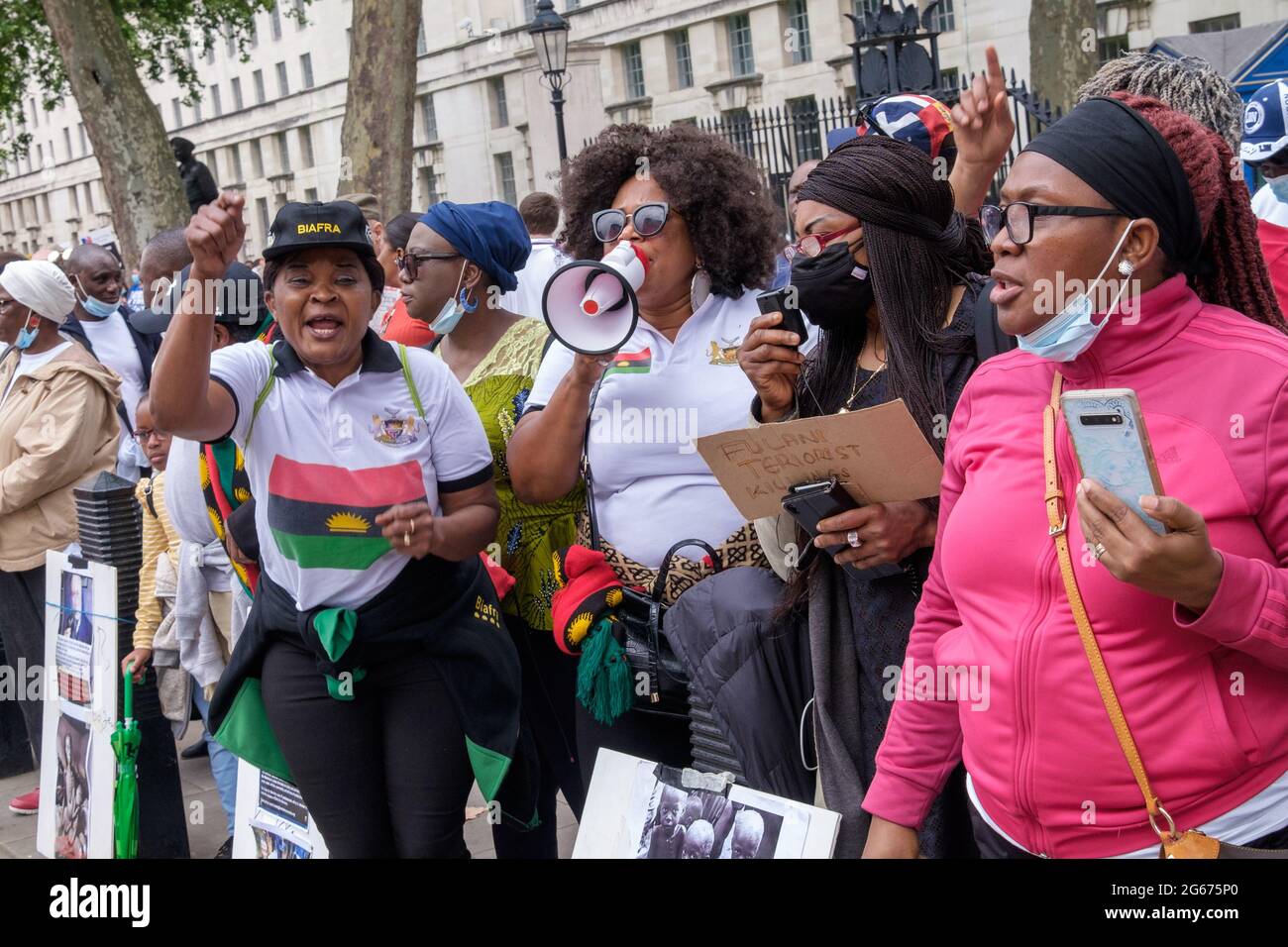 Londra, Regno Unito. 3 luglio 2021. I nigeriani protestano contro Downing St per la liberazione di Nnamdi Kanu, leader del popolo indigeno di Biafra (IPOB), per la fine della violenza contro il popolo Biafran e per uno stato separato per le tre tribù di Nigeria, Igbo, Yoruba e Hause. Kanu è stato arrestato in Kenya domenica scorsa ed estradato in Nigeria. Era fuggito dal paese nel 2015 dopo essere stato accusato di vari reati e aveva vissuto nel sud di Londra. Il governo nigeriano sostiene di aver fatto trasmissioni dall'estero incitando la violenza contro lo Stato. Peter Marshall/Alamy Live News Foto Stock