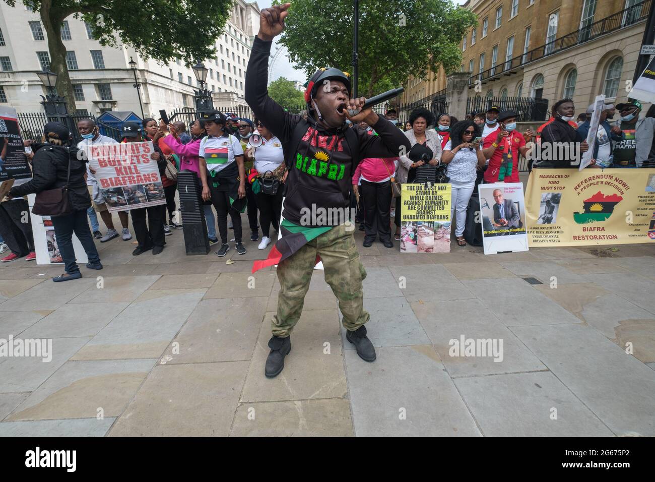 Londra, Regno Unito. 3 luglio 2021. I nigeriani protestano contro Downing St per la liberazione di Nnamdi Kanu, leader del popolo indigeno di Biafra (IPOB), per la fine della violenza contro il popolo Biafran e per uno stato separato per le tre tribù di Nigeria, Igbo, Yoruba e Hause. Kanu è stato arrestato in Kenya domenica scorsa ed estradato in Nigeria. Era fuggito dal paese nel 2015 dopo essere stato accusato di vari reati e aveva vissuto nel sud di Londra. Il governo nigeriano sostiene di aver fatto trasmissioni dall'estero incitando la violenza contro lo Stato. Peter Marshall/Alamy Live News Foto Stock