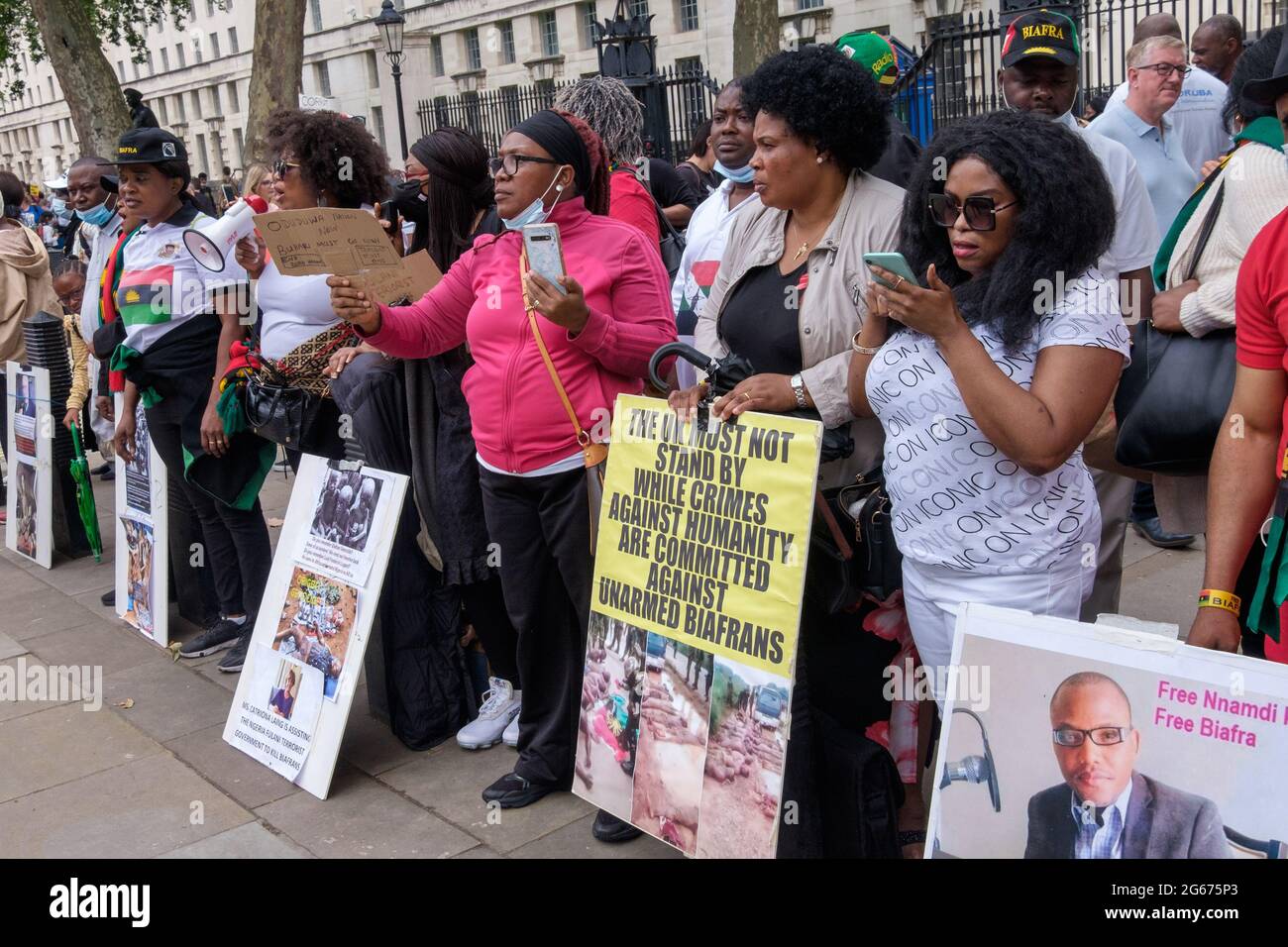 Londra, Regno Unito. 3 luglio 2021. I nigeriani protestano contro Downing St per la liberazione di Nnamdi Kanu, leader del popolo indigeno di Biafra (IPOB), per la fine della violenza contro il popolo Biafran e per uno stato separato per le tre tribù di Nigeria, Igbo, Yoruba e Hause. Kanu è stato arrestato in Kenya domenica scorsa ed estradato in Nigeria. Era fuggito dal paese nel 2015 dopo essere stato accusato di vari reati e aveva vissuto nel sud di Londra. Il governo nigeriano sostiene di aver fatto trasmissioni dall'estero incitando la violenza contro lo Stato. Peter Marshall/Alamy Live News Foto Stock