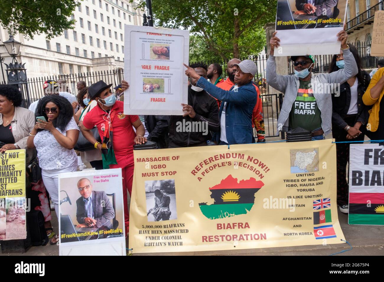 Londra, Regno Unito. 3 luglio 2021. I nigeriani protestano contro Downing St per la liberazione di Nnamdi Kanu, leader del popolo indigeno di Biafra (IPOB), per la fine della violenza contro il popolo Biafran e per uno stato separato per le tre tribù di Nigeria, Igbo, Yoruba e Hause. Kanu è stato arrestato in Kenya domenica scorsa ed estradato in Nigeria. Era fuggito dal paese nel 2015 dopo essere stato accusato di vari reati e aveva vissuto nel sud di Londra. Il governo nigeriano sostiene di aver fatto trasmissioni dall'estero incitando la violenza contro lo Stato. Peter Marshall/Alamy Live News Foto Stock