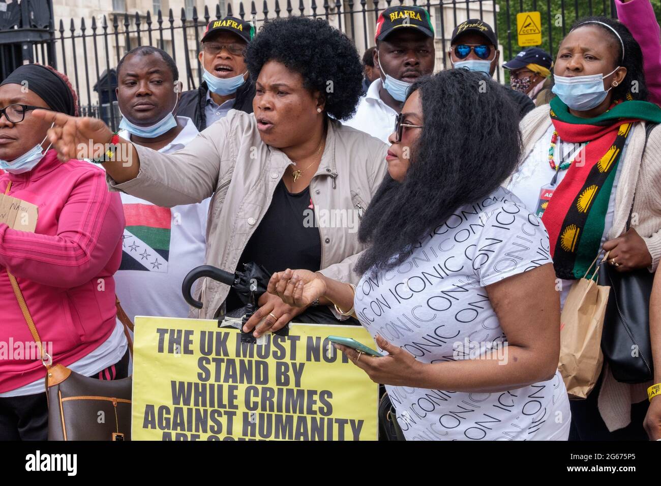 Londra, Regno Unito. 3 luglio 2021. I nigeriani protestano contro Downing St per la liberazione di Nnamdi Kanu, leader del popolo indigeno di Biafra (IPOB), per la fine della violenza contro il popolo Biafran e per uno stato separato per le tre tribù di Nigeria, Igbo, Yoruba e Hause. Kanu è stato arrestato in Kenya domenica scorsa ed estradato in Nigeria. Era fuggito dal paese nel 2015 dopo essere stato accusato di vari reati e aveva vissuto nel sud di Londra. Il governo nigeriano sostiene di aver fatto trasmissioni dall'estero incitando la violenza contro lo Stato. Peter Marshall/Alamy Live News Foto Stock