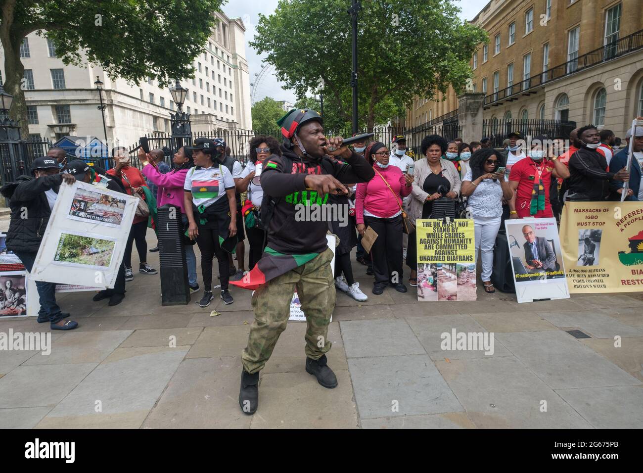 Londra, Regno Unito. 3 luglio 2021. I nigeriani protestano contro Downing St per la liberazione di Nnamdi Kanu, leader del popolo indigeno di Biafra (IPOB), per la fine della violenza contro il popolo Biafran e per uno stato separato per le tre tribù di Nigeria, Igbo, Yoruba e Hause. Kanu è stato arrestato in Kenya domenica scorsa ed estradato in Nigeria. Era fuggito dal paese nel 2015 dopo essere stato accusato di vari reati e aveva vissuto nel sud di Londra. Il governo nigeriano sostiene di aver fatto trasmissioni dall'estero incitando la violenza contro lo Stato. Peter Marshall/Alamy Live News Foto Stock