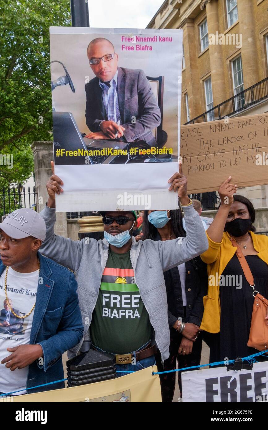 Londra, Regno Unito. 3 luglio 2021. I nigeriani protestano contro Downing St per la liberazione di Nnamdi Kanu, leader del popolo indigeno di Biafra (IPOB), per la fine della violenza contro il popolo Biafran e per uno stato separato per le tre tribù di Nigeria, Igbo, Yoruba e Hause. Kanu è stato arrestato in Kenya domenica scorsa ed estradato in Nigeria. Era fuggito dal paese nel 2015 dopo essere stato accusato di vari reati e aveva vissuto nel sud di Londra. Il governo nigeriano sostiene di aver fatto trasmissioni dall'estero incitando la violenza contro lo Stato. Peter Marshall/Alamy Live News Foto Stock