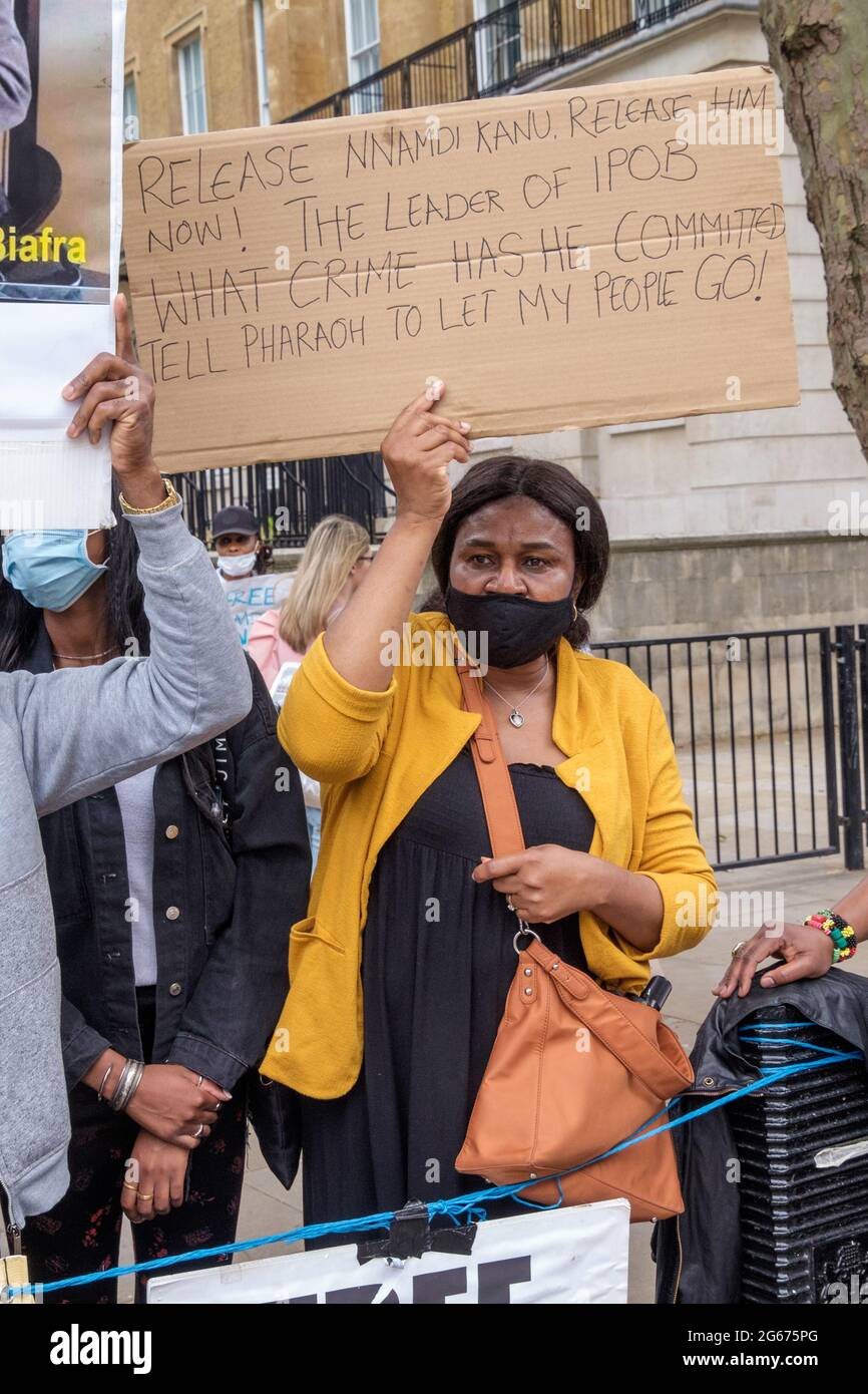 Londra, Regno Unito. 3 luglio 2021. I nigeriani protestano contro Downing St per la liberazione di Nnamdi Kanu, leader del popolo indigeno di Biafra (IPOB), per la fine della violenza contro il popolo Biafran e per uno stato separato per le tre tribù di Nigeria, Igbo, Yoruba e Hause. Kanu è stato arrestato in Kenya domenica scorsa ed estradato in Nigeria. Era fuggito dal paese nel 2015 dopo essere stato accusato di vari reati e aveva vissuto nel sud di Londra. Il governo nigeriano sostiene di aver fatto trasmissioni dall'estero incitando la violenza contro lo Stato. Peter Marshall/Alamy Live News Foto Stock