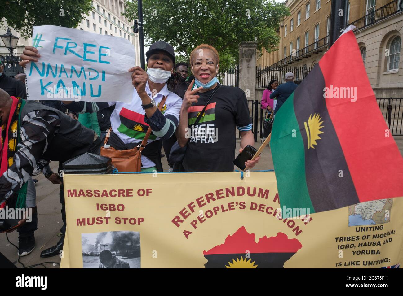 Londra, Regno Unito. 3 luglio 2021. I nigeriani protestano contro Downing St per la liberazione di Nnamdi Kanu, leader del popolo indigeno di Biafra (IPOB), per la fine della violenza contro il popolo Biafran e per uno stato separato per le tre tribù di Nigeria, Igbo, Yoruba e Hause. Kanu è stato arrestato in Kenya domenica scorsa ed estradato in Nigeria. Era fuggito dal paese nel 2015 dopo essere stato accusato di vari reati e aveva vissuto nel sud di Londra. Il governo nigeriano sostiene di aver fatto trasmissioni dall'estero incitando la violenza contro lo Stato. Peter Marshall/Alamy Live News Foto Stock