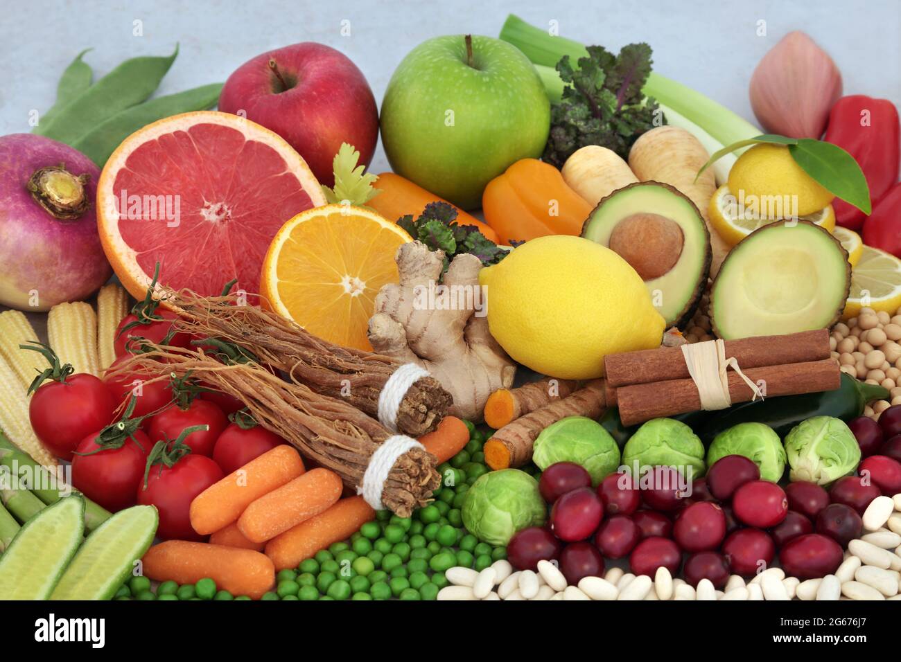 Cibo sano per la difesa immunitaria con frutta, verdura, legumi, erbe e spezie ad alto contenuto proteico, antocianine, antiossidanti, licopene, carrotenoidi, Foto Stock