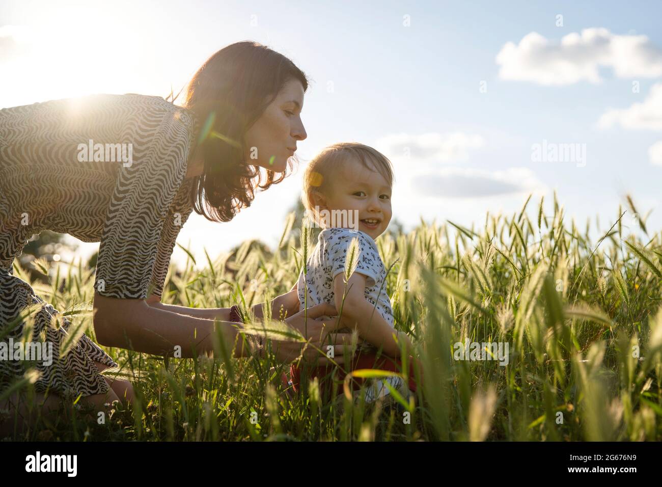 Una mamma e suo figlio giocano in un campo Foto Stock