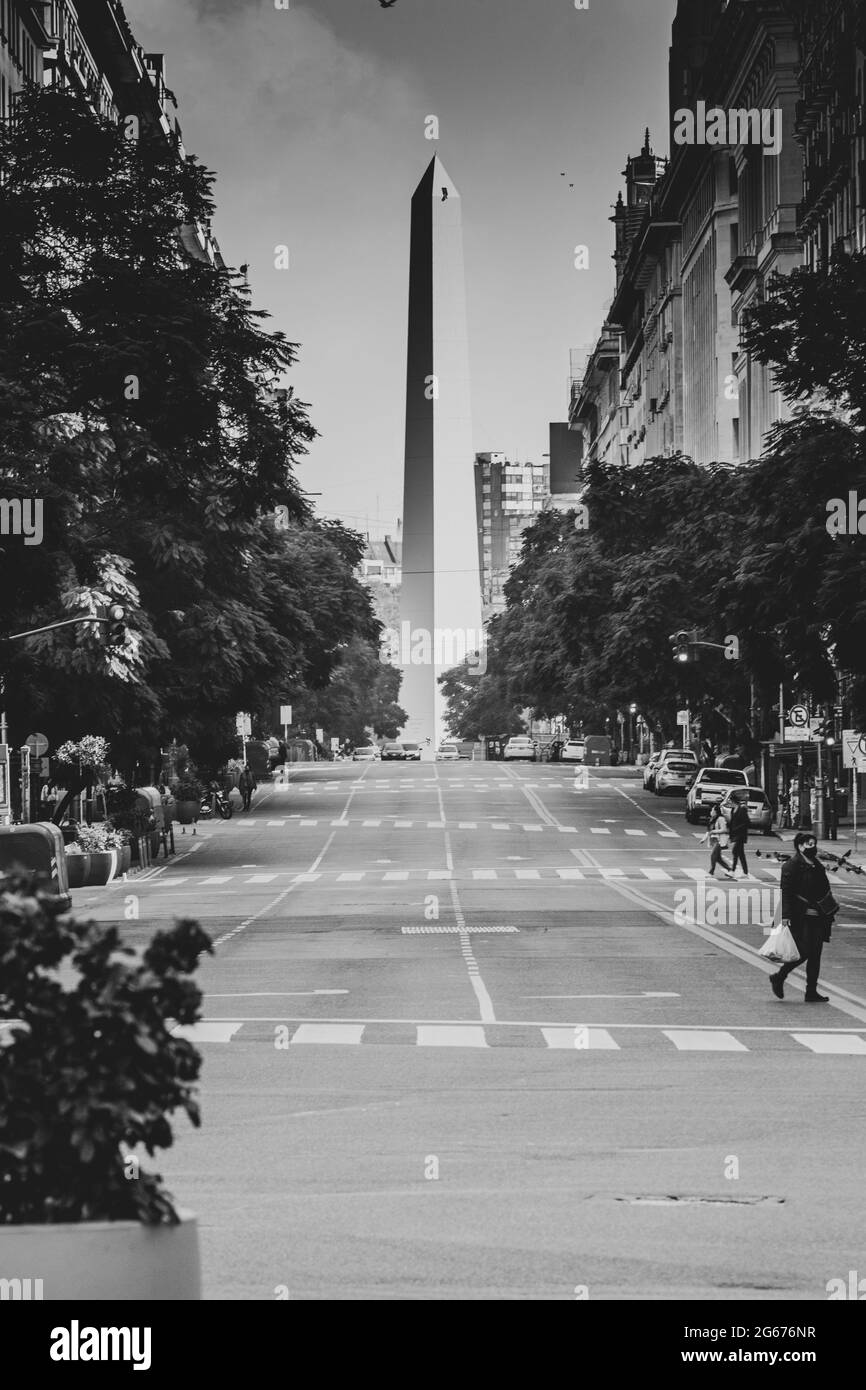Vista di un viale e dell'iconico obelisco di Buenos Aires, Argentina Foto Stock