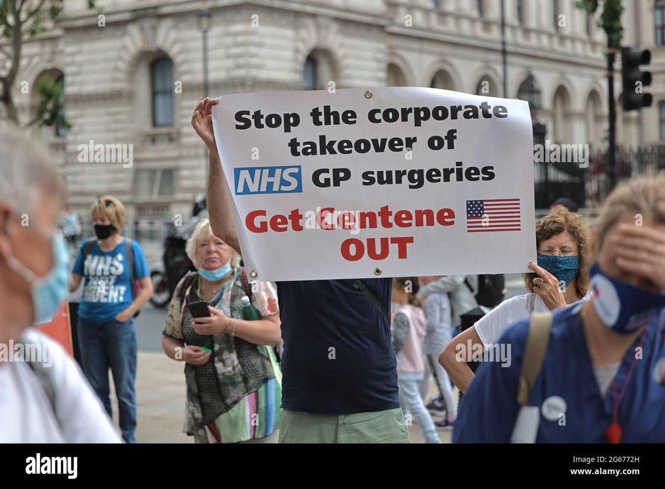 Londra, Regno Unito. 03 luglio 2021. Un manifestante ha un banner durante la manifestazione.nel fine settimana del 73esimo anniversario dell'NHS nel Regno Unito, è stata richiesta una dimostrazione a livello nazionale per un equo aumento delle retribuzioni, la sicurezza dei pazienti e la fine della privatizzazione all'NHS. A parte le varie proteste che si sono verificate al di fuori di diversi ospedali NHS in tutti i paesi, il personale di NHS a Londra ha marciato dall'University College London Hospital a Downing Street per chiamare il governo a rispondere alle loro richieste. Credit: SOPA Images Limited/Alamy Live News Foto Stock