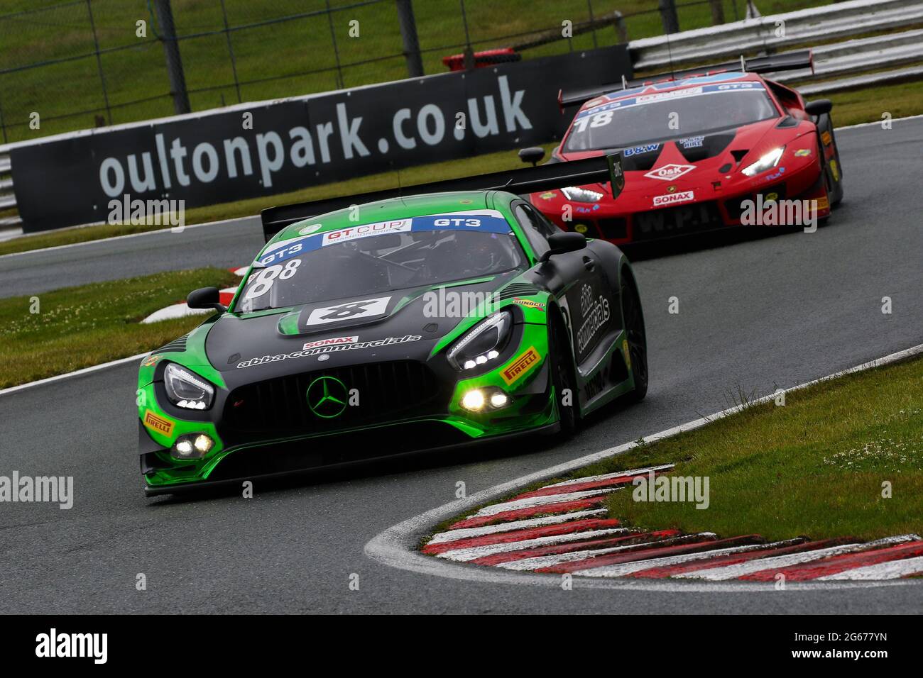 Oulton Park, Cheshire, Regno Unito. 03 luglio 2021. Abba Racing Mercedes AMG GT3 ( 88 ) guidato da Richard Neary/Sam Neary (Pro-sport) guida WPI Motorsport Lamborghini Huracan GT3 ( 18 ) guidato da Michael Igoe/Phil keen (Pro) (Inv) attraverso la chicane di Hislops durante il Campionato GT Cup di Oulton Park, Cheshire, Inghilterra, il 03 luglio 2021. Foto di Jurek Biegus. Credit: Jurek Biegus/Alamy Live News Foto Stock