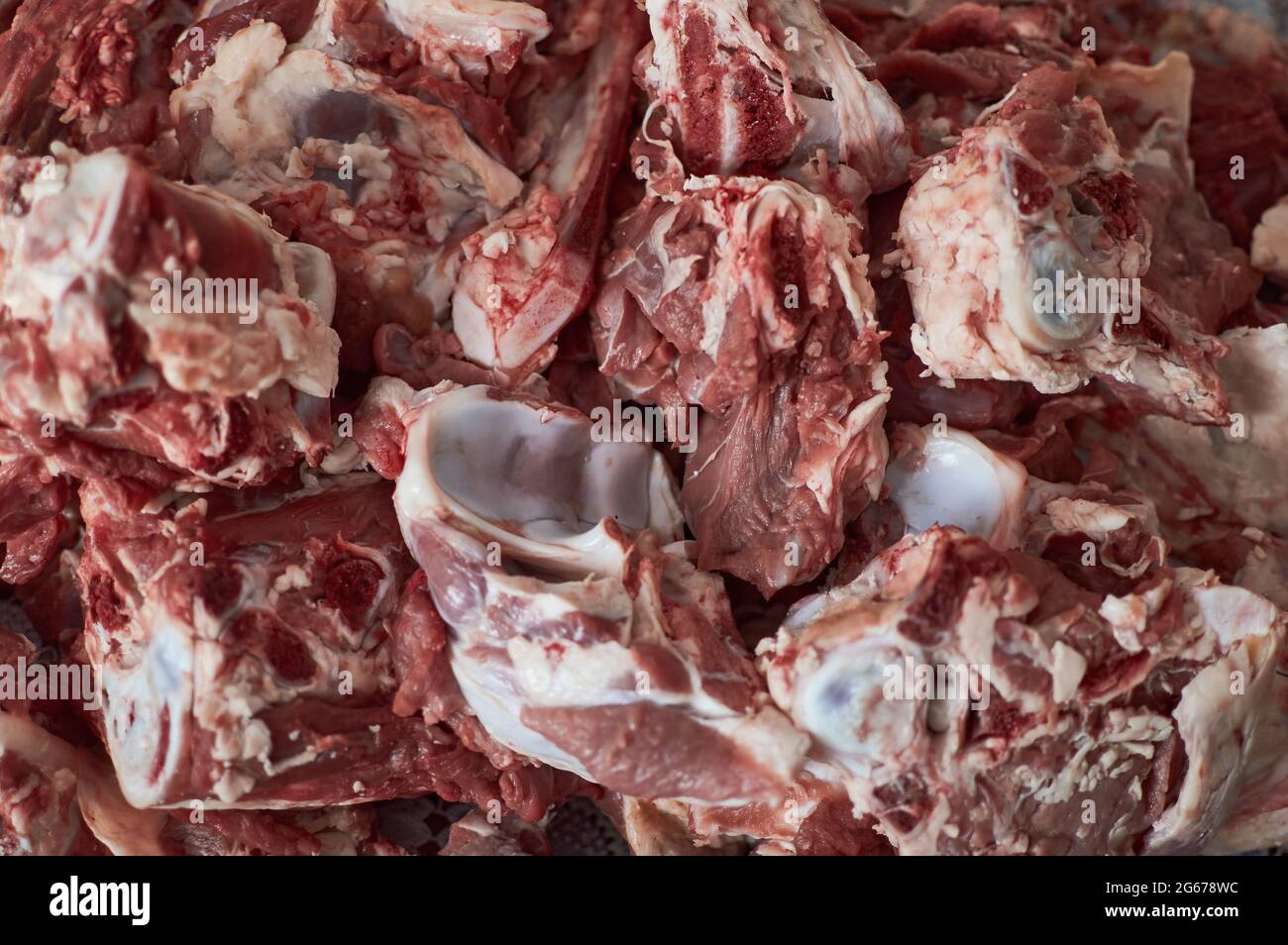 carne di maiale in pezzi per un mercato della carne. Primo piano su carne e grasso Foto Stock