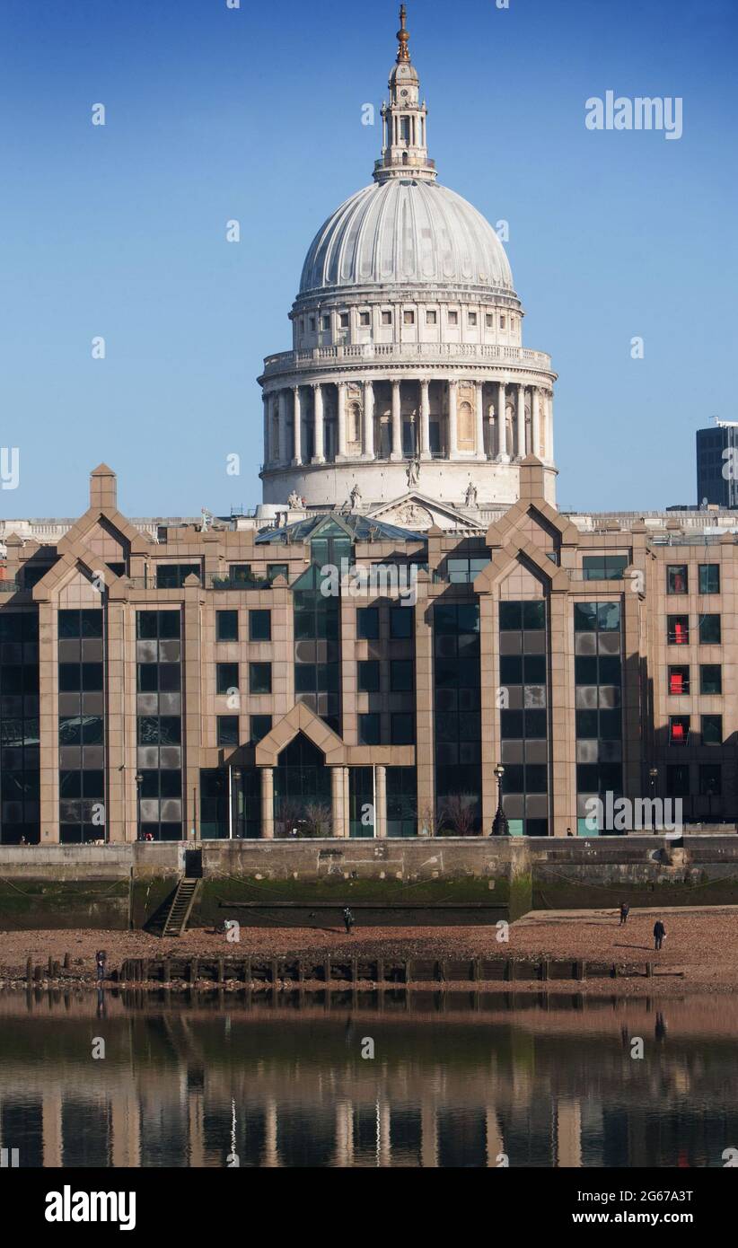 Londra, Regno Unito. 27 Feb 2021. Alcune figure solitarie cercano i trinket mentre una piccola spiaggia di sabbia appare all'ombra della Cattedrale di San Paolo sulle rive del Tamigi a bassa marea. Le rive del fiume crescono gradualmente quando il Tamigi raggiunge la bassa marea. Le spiagge ben note ai fangatori e ai beachcomber e visibili solo per un paio d'ore al giorno danno londinesi, oltre un anno in blocco, in qualche luogo diverso da camminare ed esplorare. (Foto di Martin Pope/SOPA Images/Sipa USA) Credit: Sipa USA/Alamy Live News Foto Stock