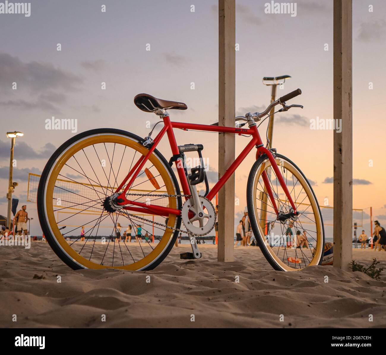 red retro trekking in bicicletta sulla spiaggia Foto Stock