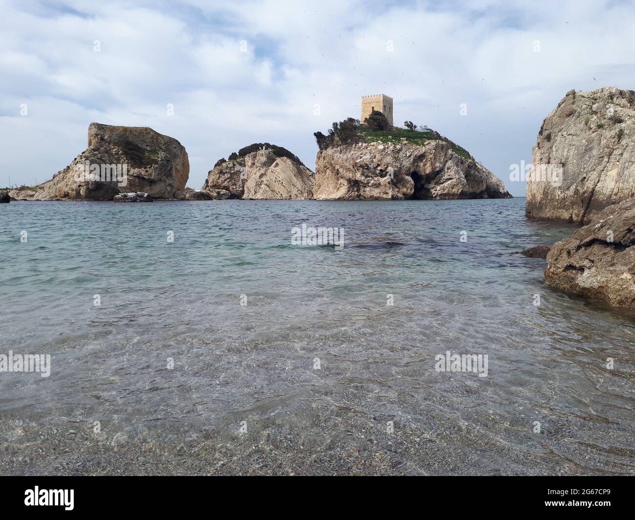 Castello di Sile su grandi rocce e mare tranquillo Foto Stock