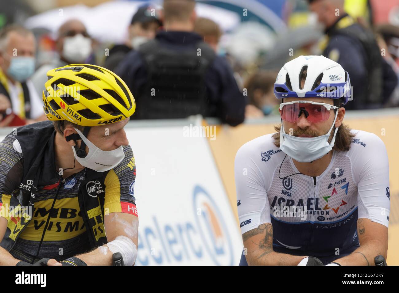 Oyonnax, Francia. 03 luglio 2021. Tony Martin e Rick Zabel al via dell'ottava tappa del Tour de France a Oyonnax, Francia. Julian Elliott News Photography Credit: Julian Elliott/Alamy Live News Foto Stock