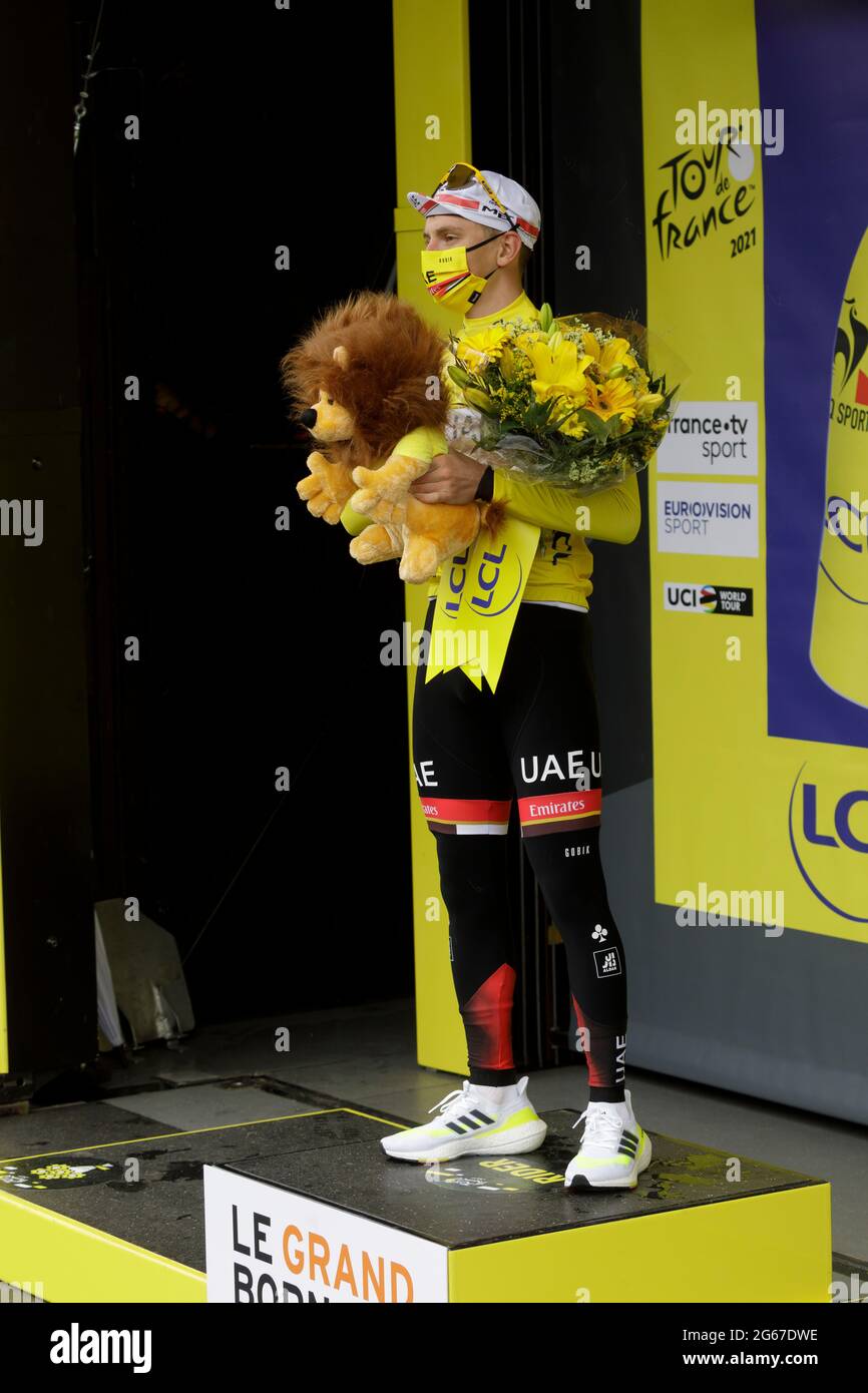 Le Grand-Bornand, Francia. 03 luglio 2021. Tadej Pogacar prende il Maillot Jaune dell'ottava tappa del Tour de France. Julian Elliott News Photography Credit: Julian Elliott/Alamy Live News Foto Stock