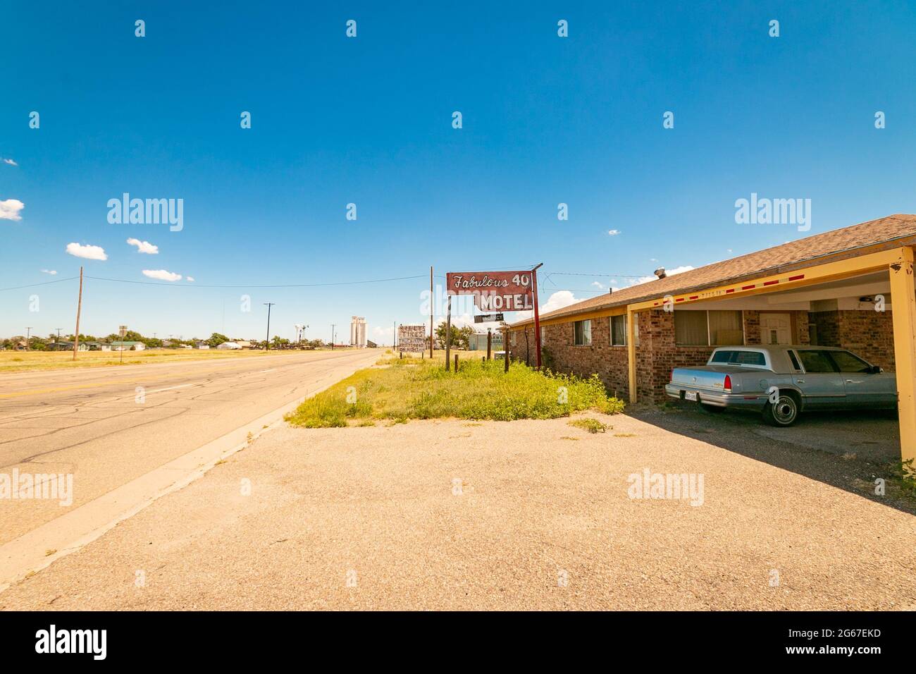 Vista grandangolare del favoloso motel del 40 con auto della Route 66 Texas degli anni '80 Foto Stock