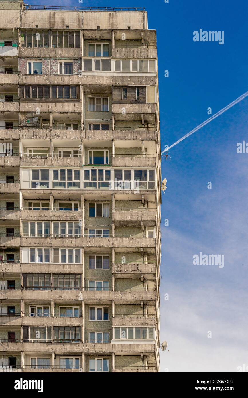 Finestre e balconi edificio residenziale di massa, alta torre, progettato dagli architetti Goldgor et al., anni Settanta, San Pietroburgo, Russia Foto Stock