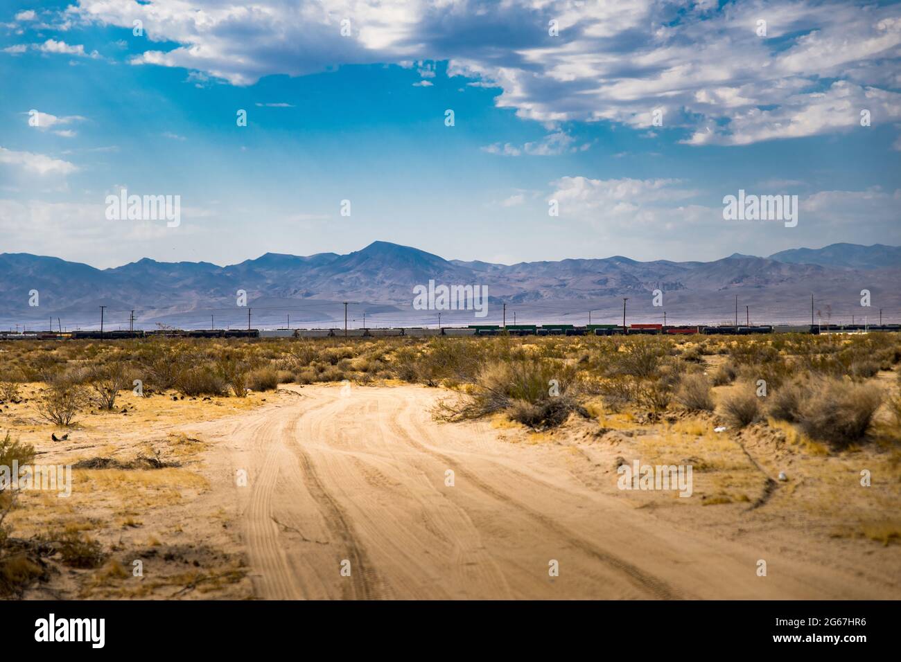Treno che attraversa il deserto di Mojave in California Foto Stock