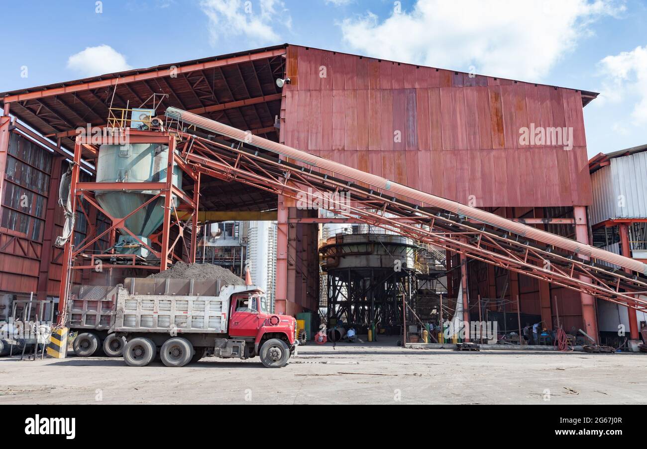 Macchinari industriali esterni in una raffineria di zucchero, Guatemala Foto Stock