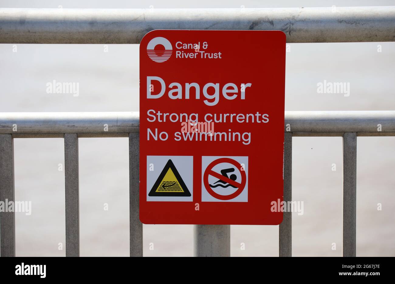 Cartello di pericolo vicino al fiume Mersey a Liverpool Foto Stock