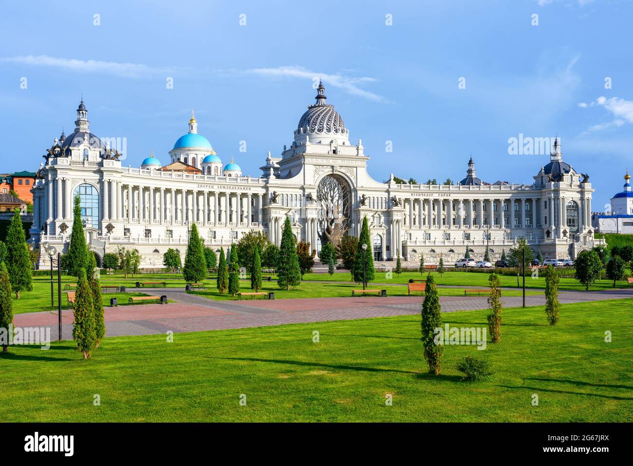 Farmers Palace (Ministero dell'ambiente e dell'Agricoltura), Kazan, Tatarstan, Russia. E' un punto di riferimento di Kazan. Vista sullo splendido edificio e sul parco verde Foto Stock