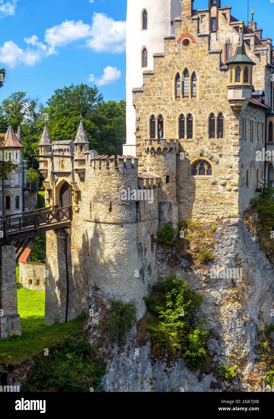 Primo piano del castello di Lichtenstein, Germania. E' un punto di riferimento di Baden-Wurttemberg. Vista verticale del magico castello tedesco e del ponte d'ingresso. Scenario di magni Foto Stock