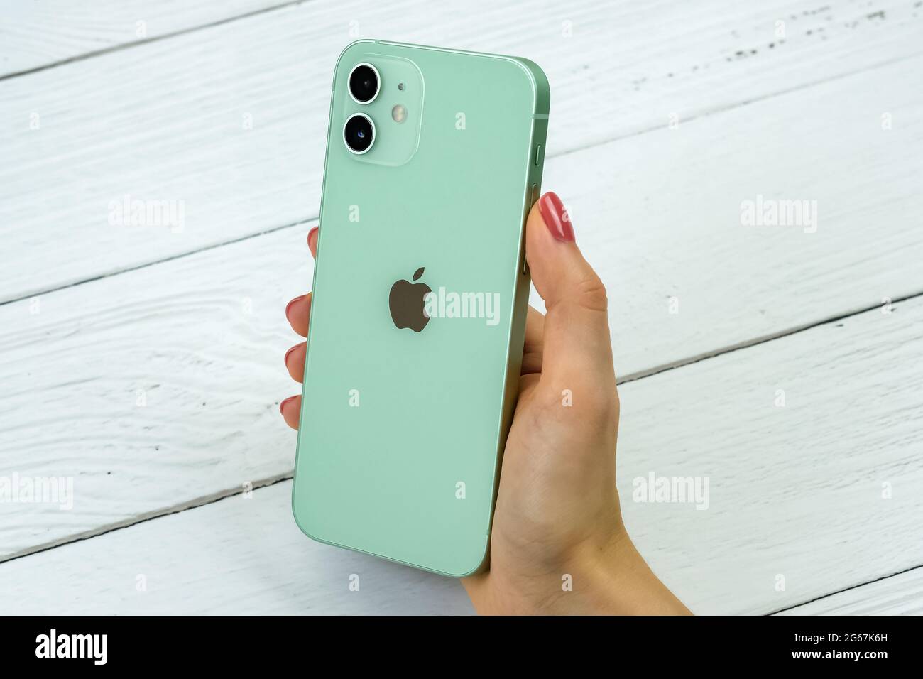IPhone 12 di colore verde Foto stock - Alamy