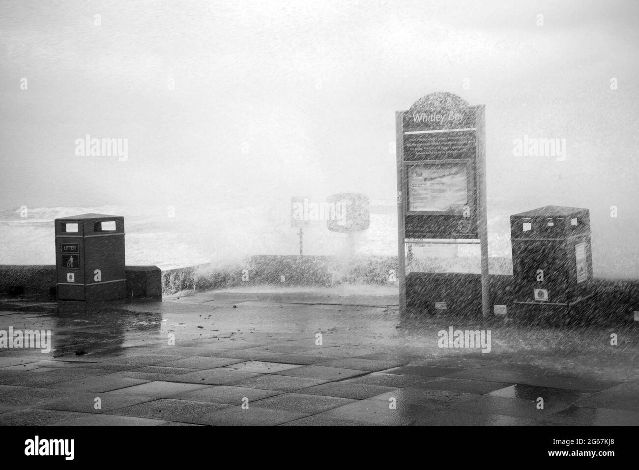 Whitley Bay Promenade con mare selvaggio e tempo Foto Stock