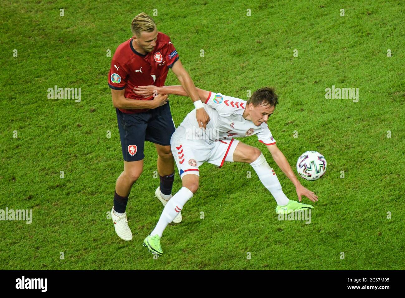 Schick(10) della Repubblica Ceca combatte per la palla con Damsgaard(14) della Danimarca durante la partita finale del quarto Euro 2020 tra Repubblica Ceca e Danimarca a Baku Olimpiya Stadionu il 3 luglio 2021 a Baku, Azerbaigian. Foto Stock