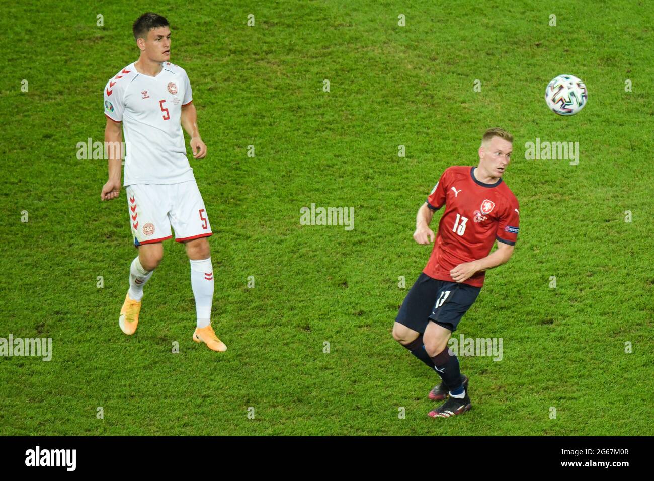 Maehle(5) della Danimarca combatte per la palla con Sevcik(13) della Repubblica Ceca durante l'incontro finale del quarto Euro 2020 tra Repubblica Ceca e Danimarca a Baku Olimpiya Stadionu il 3 luglio 2021 a Baku, Azerbaigian. Foto Stock