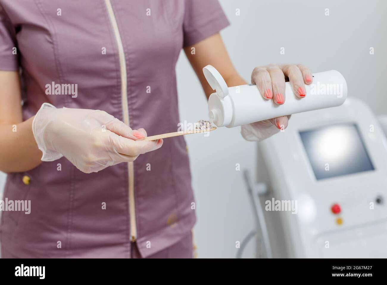 Cosmetologo che prepara gel anestetico per l'epilazione laser. Epilazione laser senza dolore nel salone termale Foto Stock