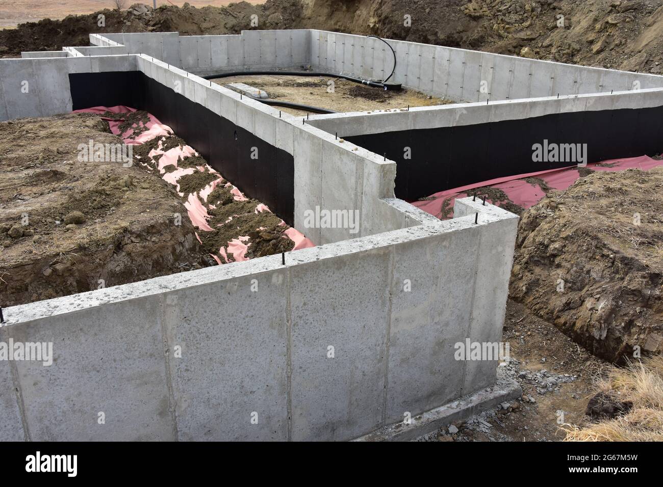 Pavimenti in cemento e pareti del seminterrato completi pronti per il prossimo passo nel processo di costruzione per la casa residenziale. Foto Stock