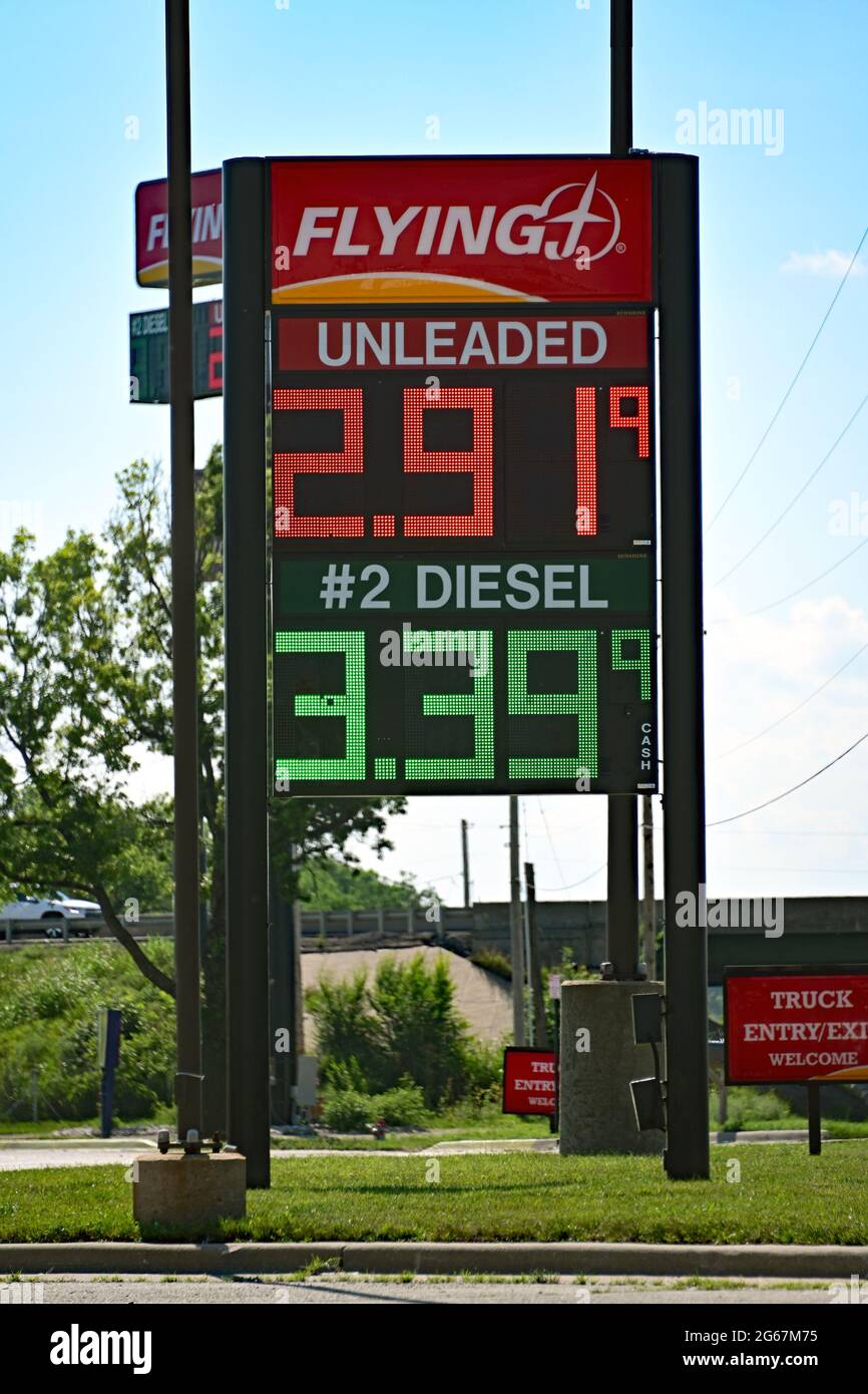 I prezzi della benzina pubblicati al Flying J Truck Stop mostrano il rapido aumento del costo del carburante per auto e camion a causa della chiusura del gasdotto coloniale Foto Stock