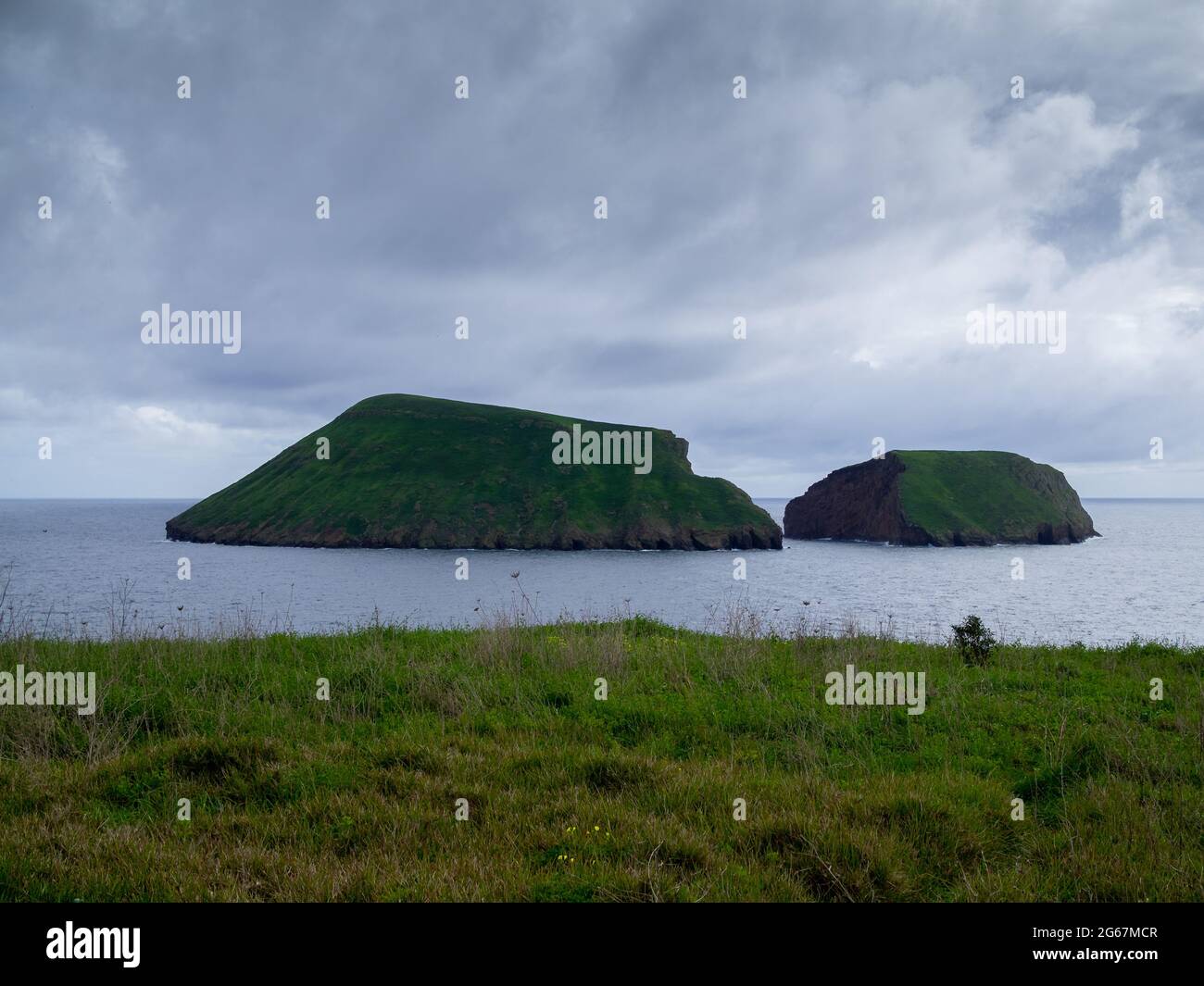 Ilheus das Cabras visto da Feteira, isola di Terceira Foto Stock