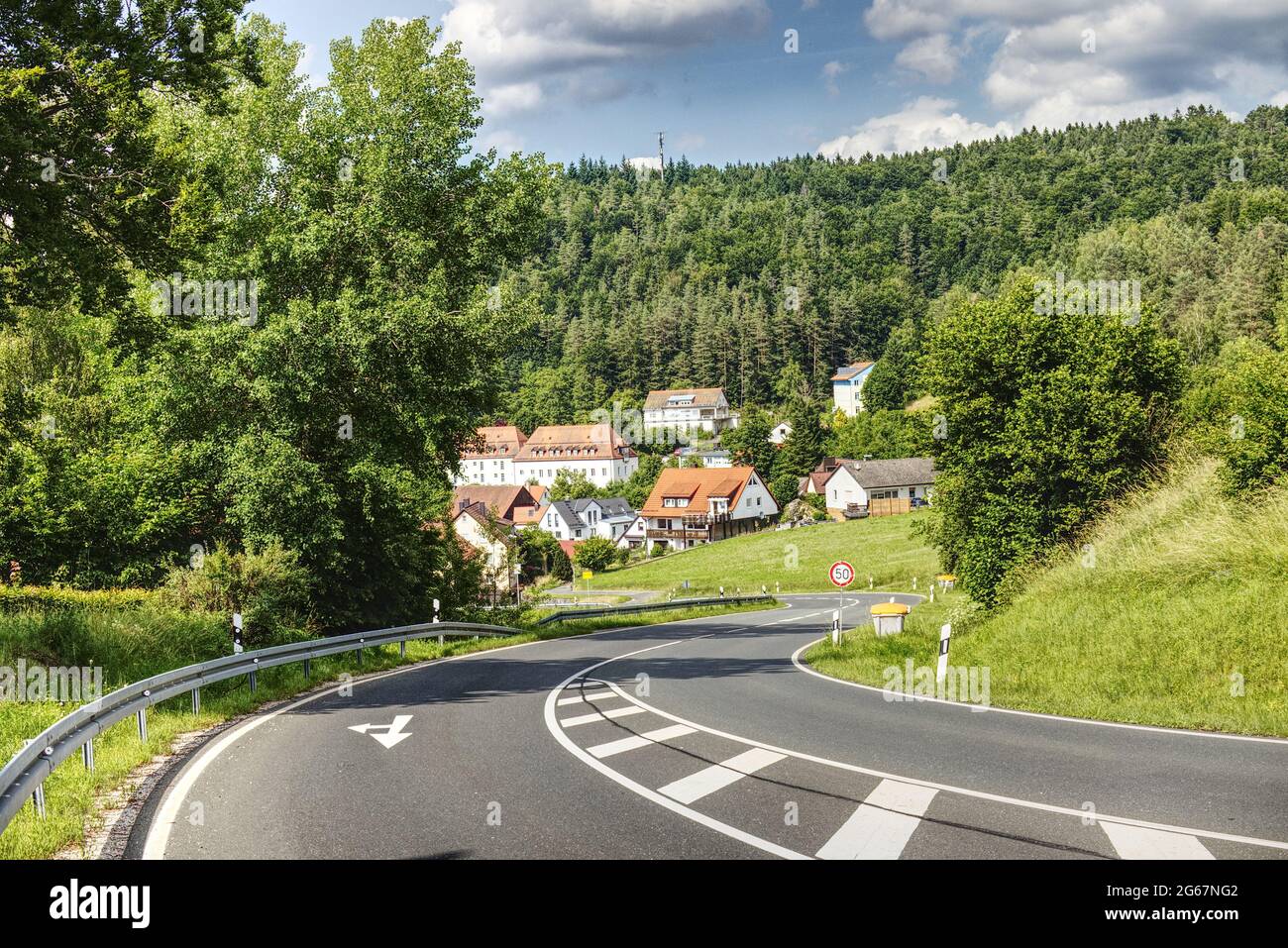 vista panoramica di un alto villaggio della franconia nei boschi Foto Stock