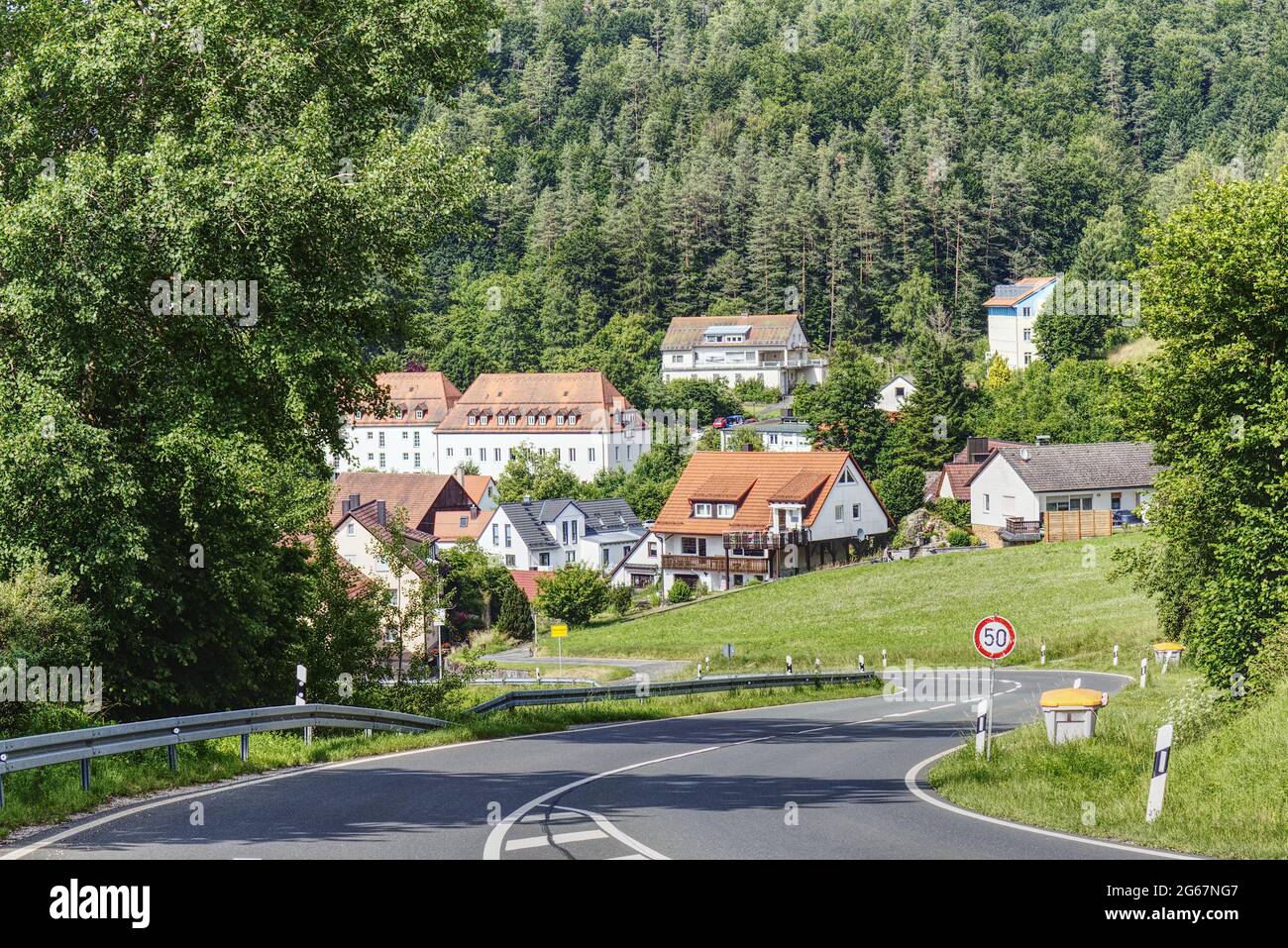 vista panoramica di un alto villaggio della franconia nei boschi Foto Stock