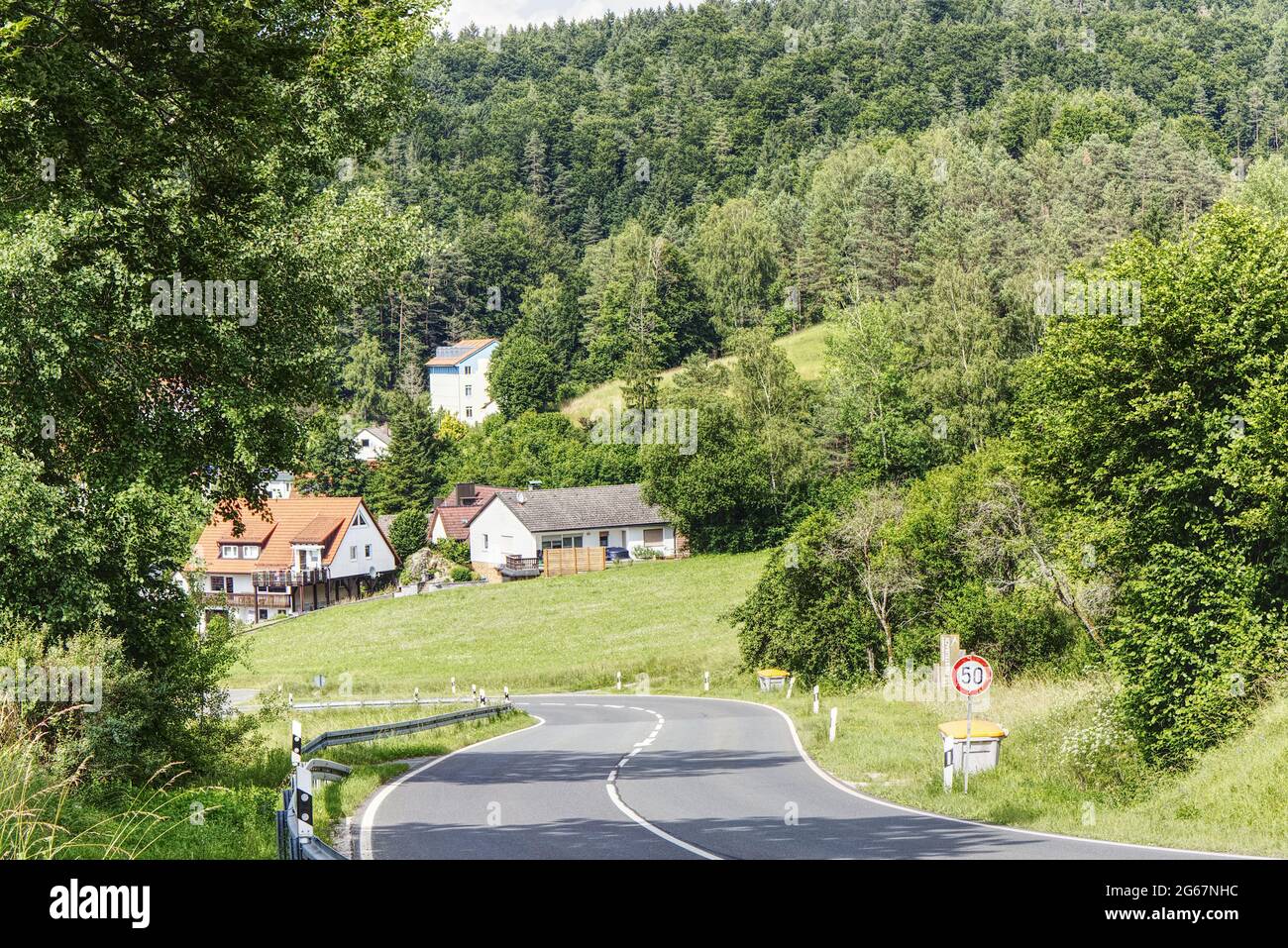 vista panoramica di un alto villaggio della franconia nei boschi Foto Stock
