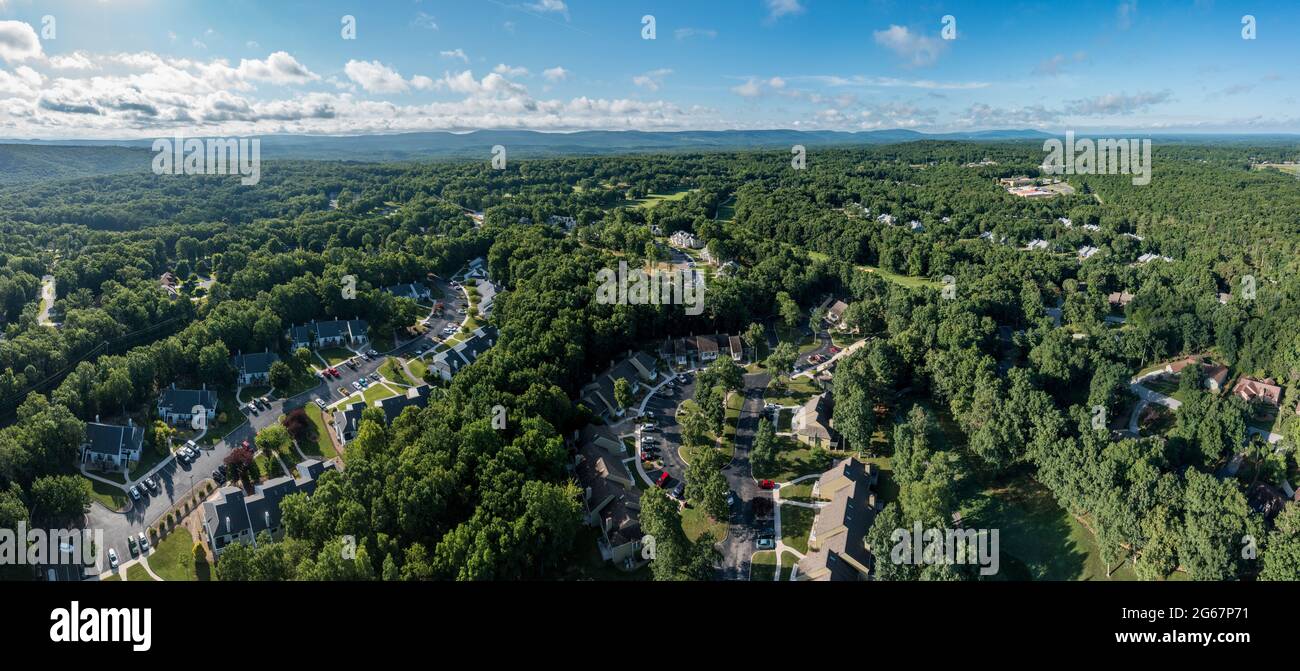 Vista aerea del drone di un campo da golf residenziale e di una comunità di vacanza in Fairfield Glade Tennessee Foto Stock