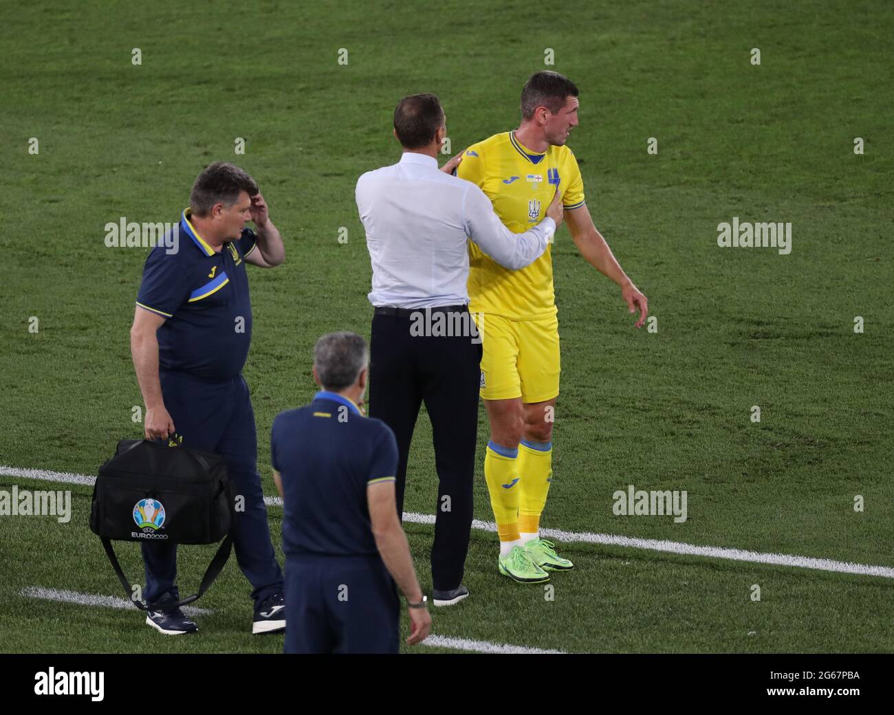 Roma, Italia, 3 luglio 2021. Serhy Kryvtsov dell'Ucraina lascia la partita infortunata durante la finale del quarto UEFA Euro 2020 allo Stadio Olimpico di Roma. L'immagine di credito dovrebbe essere: Jonathan Moscop / Sportimage Foto Stock