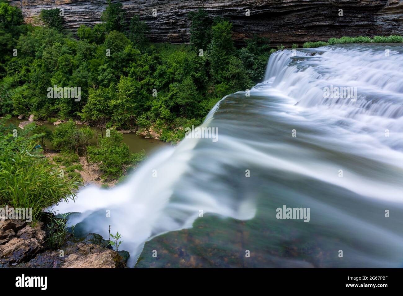 Una delle cascate del Burgess Falls state Park nel Tennessee con numerose cascate sul fiume Falling Water Foto Stock