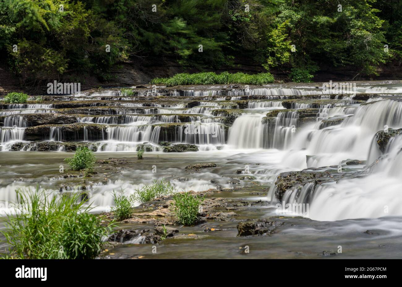 Una delle cascate del Burgess Falls state Park nel Tennessee con numerose cascate sul fiume Falling Water Foto Stock